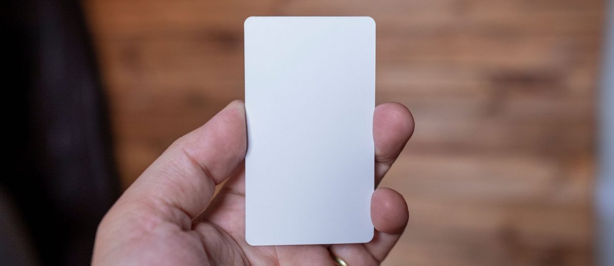 Ruka drží prázdnou plastovou kartu